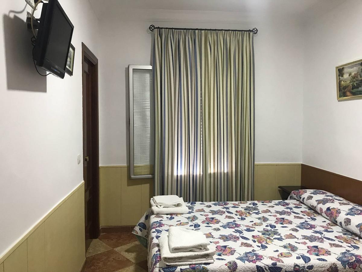 Hostal Bar San Pedro Mairena De Alcor Zewnętrze zdjęcie