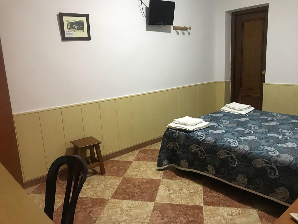 Hostal Bar San Pedro Mairena De Alcor Zewnętrze zdjęcie